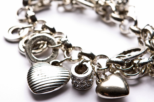 10 วิธีขจัดคราบไข่ไก่บนพื้นผิวต่าง ๆ ให้หมดจด