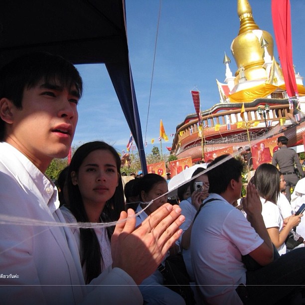 แฟนคลับฟิน! ณเดชน์ - ญ่าญ่า ร่วมพิธีบรรจุพระบรมสารีริกธาตุ พร้อมคุณแม่