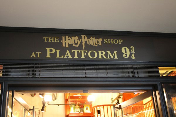 อังกฤษเปิดตัวร้าน แฮร์รี่ พอตเตอร์ ที่ชานชาลา 9 3/4