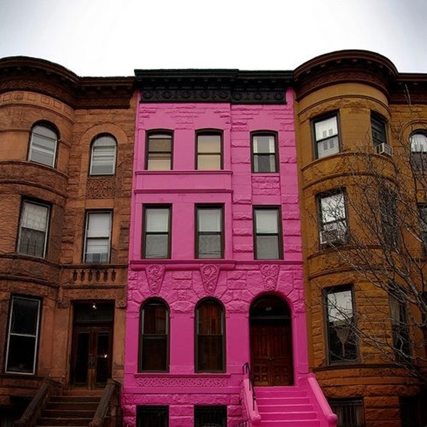 อาคารสีสันสดใส จับคู่สีเจ็บสไตล์คัลเลอร์บล็อก