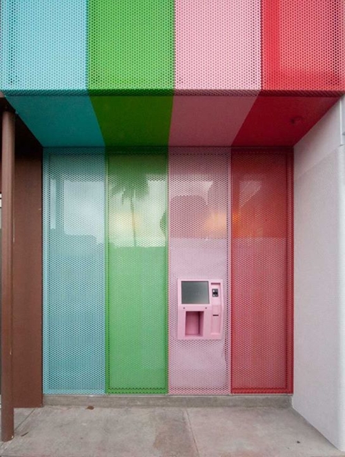 อาคารสีสันสดใส จับคู่สีเจ็บสไตล์คัลเลอร์บล็อก