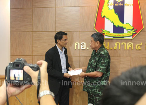 รองแม่ทัพภาค 4 มอบเงินเยียวยาครูเหยื่อไฟใต้