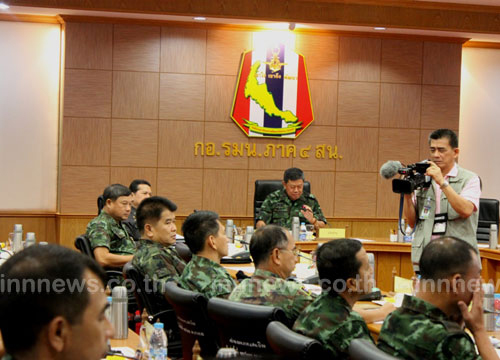 รองแม่ทัพภาค 4 มอบเงินเยียวยาครูเหยื่อไฟใต้