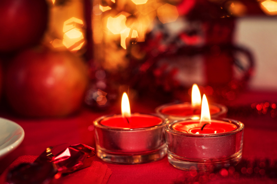 วิธีขจัดคราบน้ำตาเทียนบนผ้าปูโต๊ะให้หมดจด