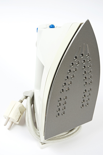 วิธีขจัดคราบน้ำตาเทียนบนผ้าปูโต๊ะให้หมดจด