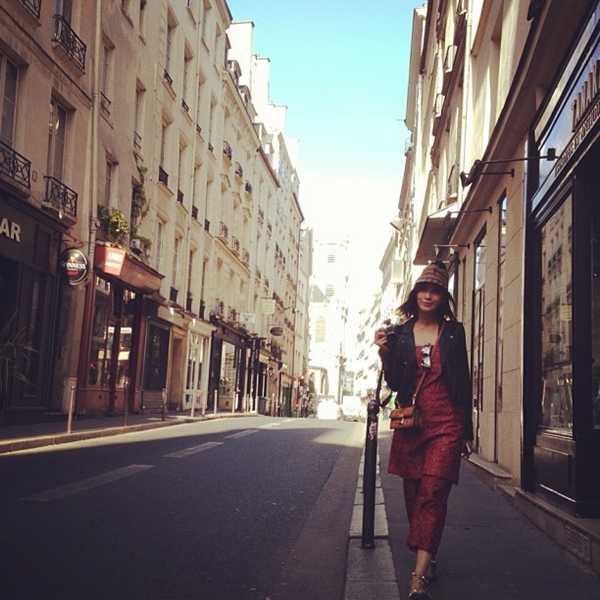  ชมพู่ พลอย เฌอมาลย์ และแก๊งเพื่อน ลั้ลลาในปารีส