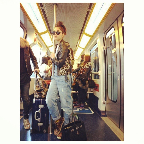  ชมพู่ พลอย เฌอมาลย์ และแก๊งเพื่อน ลั้ลลาในปารีส