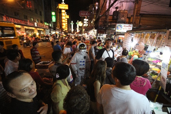 นักบินอวกาศ ตะลุยเยาวราช แวะไหว้เจ้าขอพร