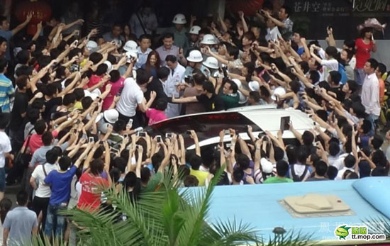 หนุ่มจีนกรูล้อมถ่ายรูป อาโออิ อยากสัมผัสตัวจริง