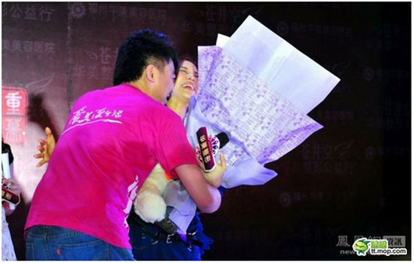 หนุ่มจีนกรูล้อมถ่ายรูป อาโออิ อยากสัมผัสตัวจริง