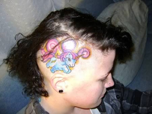 แทตทูบนหนังศีรษะของสาวใจถึง ไม่เก๋าจริงอย่าลอง