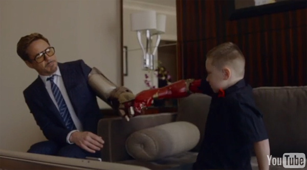 พระเอกไอรอนแมน มอบแขนเทียมจักรกลให้เด็กพิการ 