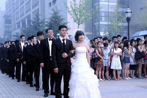 มหาวิทยาลัยจีนทำเก๋! จัดงานวิวาห์ให้นักศึกษาเรียนจบ