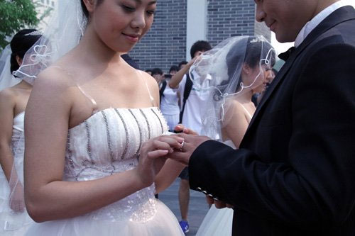 มหาวิทยาลัยจีนทำเก๋! จัดงานวิวาห์ให้นักศึกษาเรียนจบ