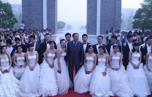 มหาวิทยาลัยจีนทำเก๋! จัดงานวิวาห์ให้นักศึกษาเรียนจบ