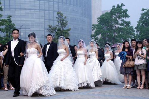 มหาวิทยาลัยจีนทำเก๋! จัดงานวิวาห์ให้นักศึกษาเรียนจบ
