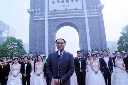 มหาวิทยาลัยจีนทำเก๋! จัดงานวิวาห์ให้นักศึกษาเรียนจบ