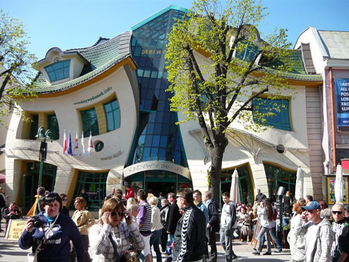  Krzywy Domek