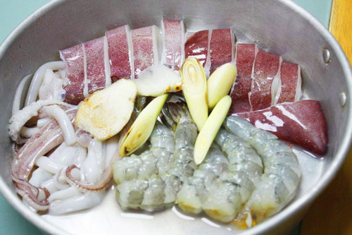 ปลาหมึก-กุ้งนึ่งมะนาว