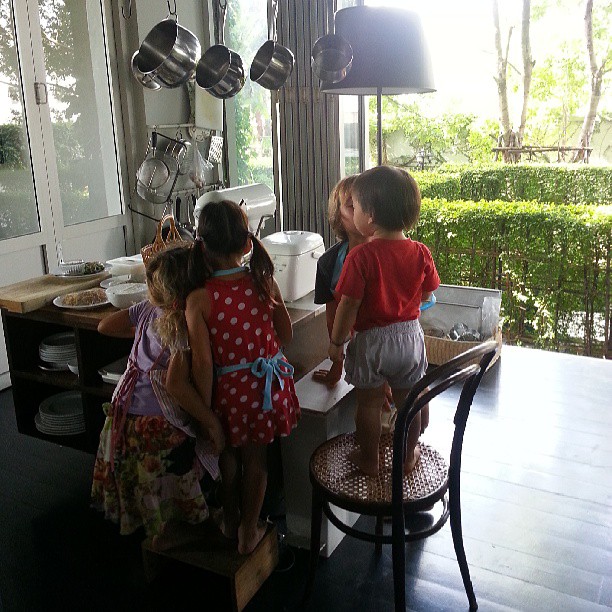 น้องแพรว ลูกสาวตุ๊ก ชนกวนันท์ ทำเค้กวันเกิดให้น้องชาย น่ารักสุด ๆ