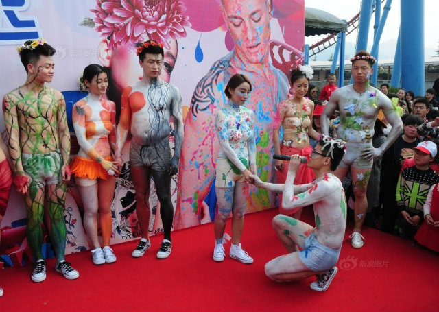 วิวาห์หมู่ ธีมแปลก ให้บ่าว-สาวใส่แค่ชั้นในเพ้นท์ร่าง 