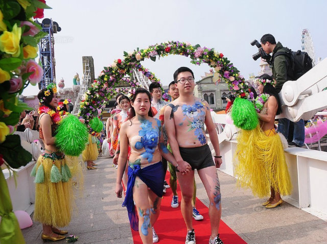 วิวาห์หมู่ ธีมแปลก ให้บ่าว-สาวใส่แค่ชั้นในเพ้นท์ร่าง 