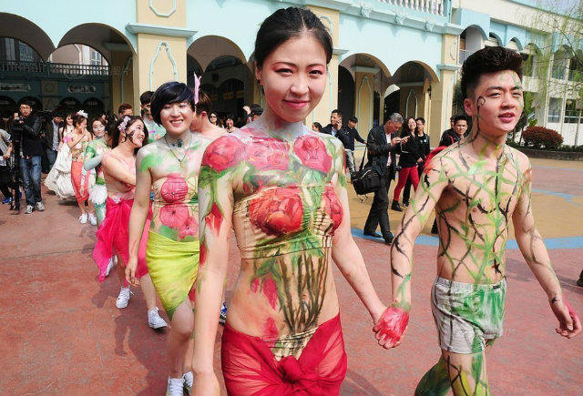 วิวาห์หมู่ ธีมแปลก ให้บ่าว-สาวใส่แค่ชั้นในเพ้นท์ร่าง 