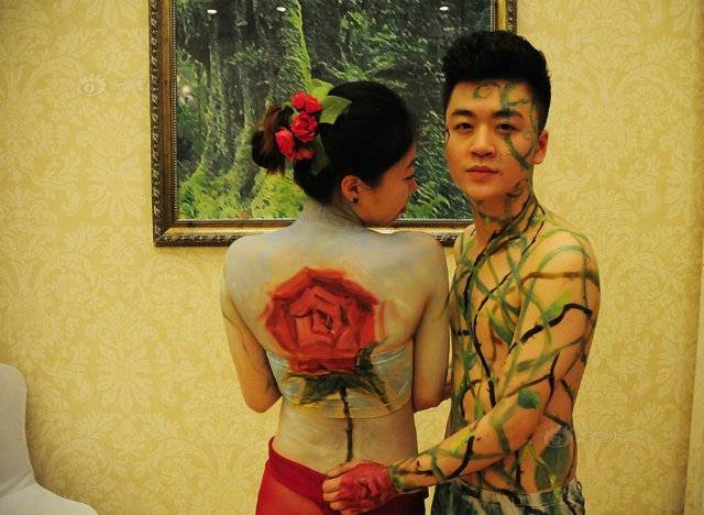 วิวาห์หมู่ ธีมแปลก ให้บ่าว-สาวใส่แค่ชั้นในเพ้นท์ร่าง 