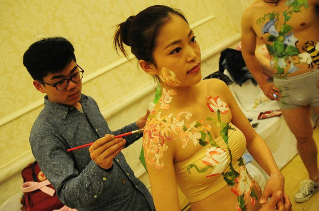 วิวาห์หมู่ ธีมแปลก ให้บ่าว-สาวใส่แค่ชั้นในเพ้นท์ร่าง 