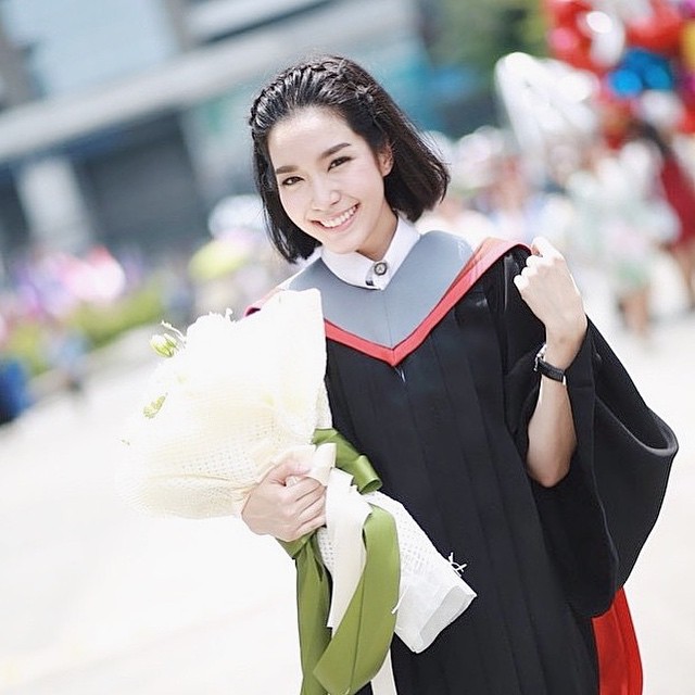 สวยเก่งสุด ๆ เลยคนนี้ โม มนชนก ยิ้มปลื้มซ้อมรับปริญญา เรียนจบ 3 ปีครึ่ง 