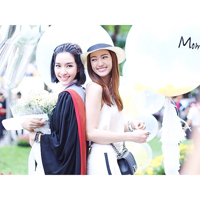 สวยเก่งสุด ๆ เลยคนนี้ โม มนชนก ยิ้มปลื้มซ้อมรับปริญญา เรียนจบ 3 ปีครึ่ง 