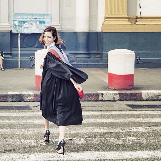 สวยเก่งสุด ๆ เลยคนนี้ โม มนชนก ยิ้มปลื้มซ้อมรับปริญญา เรียนจบ 3 ปีครึ่ง 