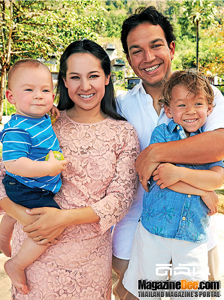 คุณพลอยไพลิน จูงมือลูกชาย ถ่ายแบบครอบครัวแสนอบอุ่น