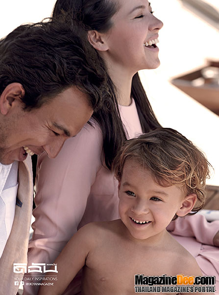 คุณพลอยไพลิน จูงมือลูกชาย ถ่ายแบบครอบครัวแสนอบอุ่น