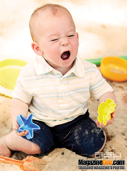 คุณพลอยไพลิน จูงมือลูกชาย ถ่ายแบบครอบครัวแสนอบอุ่น