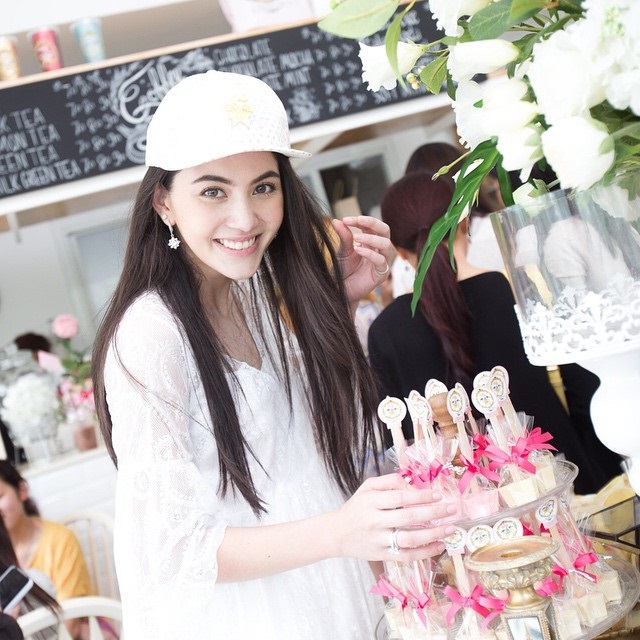 ใหม่ ดาวิกา นางเอกพันล้าน เปิดคาเฟ่สุดเก๋ Misstar Cafe