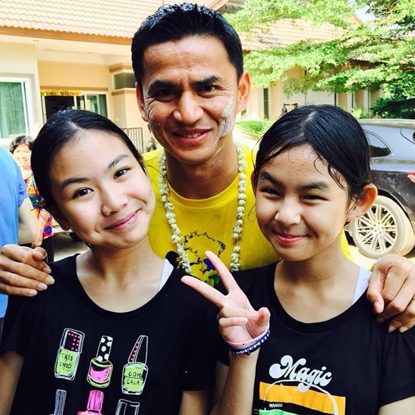  ซิโก้ เกียรติศักดิ์ พร้อมครอบครัวเล่นน้ำสงกรานต์ น่ารักอบอุ่น