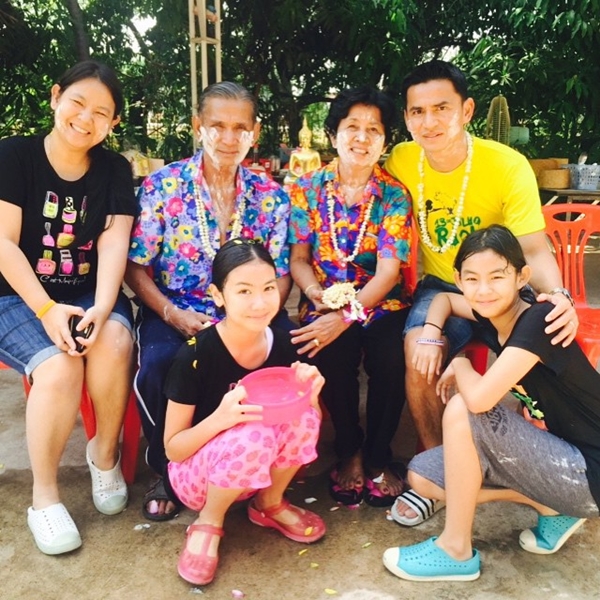 ซิโก้ เกียรติศักดิ์ พร้อมครอบครัวเล่นน้ำสงกรานต์ น่ารักอบอุ่น