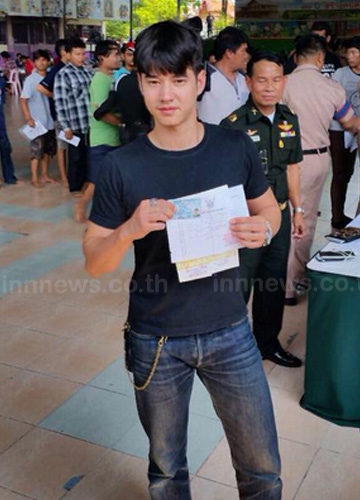 มาริโอ้ เกณฑ์ทหาร ลุ้นจับใบดำ-ใบแดง กล้ามแน่นมาก