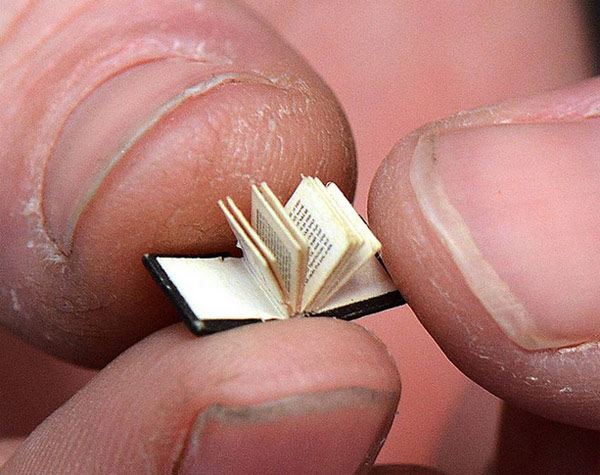 ออสเตรเลียจัดแสดงหนังสือจิ๋ว ยาวแค่ 3.5 มม.