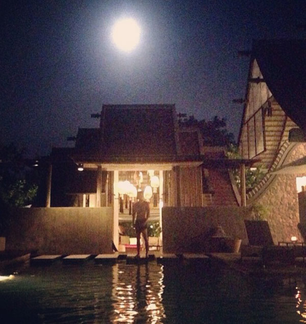 แตงโม โชว์ชุดว่ายน้ำสีสันสดใส เที่ยวพัทยากับ โตโน่