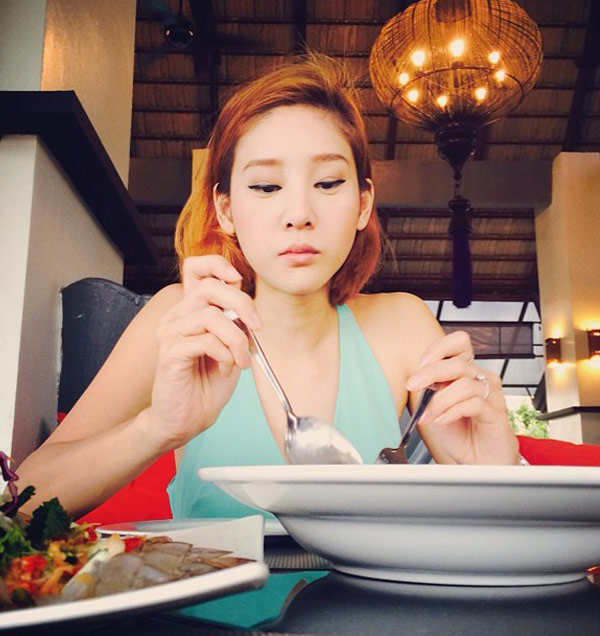 แตงโม โชว์ชุดว่ายน้ำสีสันสดใส เที่ยวพัทยากับ โตโน่