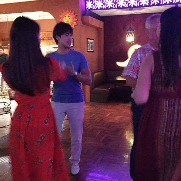 ณเดชน์ ญาญ่า พร้อมครอบครัว ร่วมดินเนอร์สุขสันต์ พร้อมเต้นรำเฮฮา