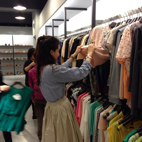 นุ้ย สุจิรา - ปอนด์ ชยพล เดินทางสู่ฮ่องกง ไหว้เจ้าแม่กวนอิมขอลูก