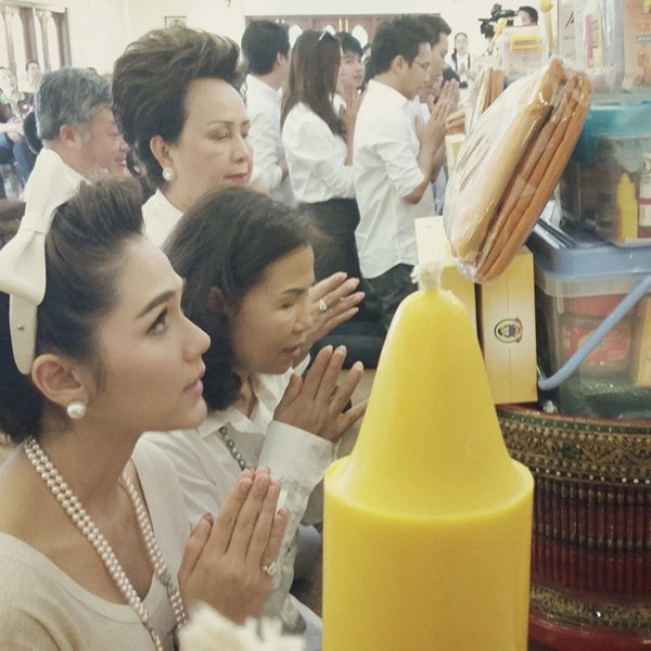 เก็บตกภาพดาราทำบุญ วันอาสาฬหบูชา-เข้าพรรษา 2557