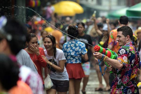  ประมวลภาพเล่นน้ำสงกรานต์ 2558...สาดกันมันส์ ชุ่มฉ่ำทั่ว กทม.  