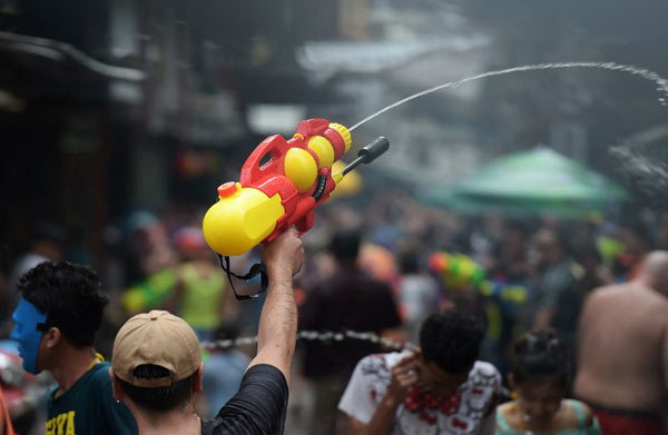 ประมวลภาพเล่นน้ำสงกรานต์ 2558...สาดกันมันส์ ชุ่มฉ่ำทั่ว กทม.