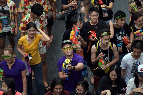 ประมวลภาพเล่นน้ำสงกรานต์ 2558...สาดกันมันส์ ชุ่มฉ่ำทั่ว กทม.
