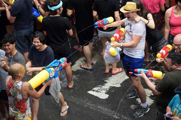 ประมวลภาพเล่นน้ำสงกรานต์ 2558...สาดกันมันส์ ชุ่มฉ่ำทั่ว กทม.