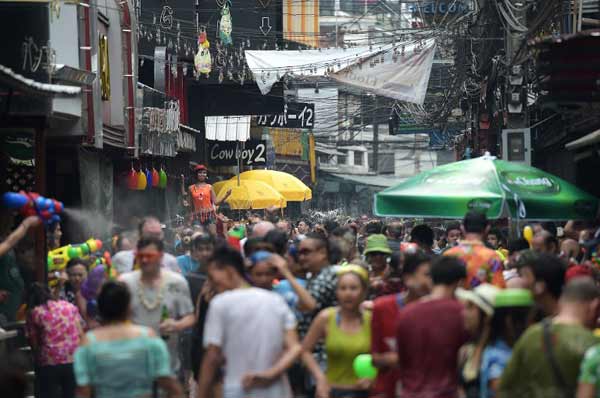 ประมวลภาพเล่นน้ำสงกรานต์ 2558...สาดกันมันส์ ชุ่มฉ่ำทั่ว กทม.